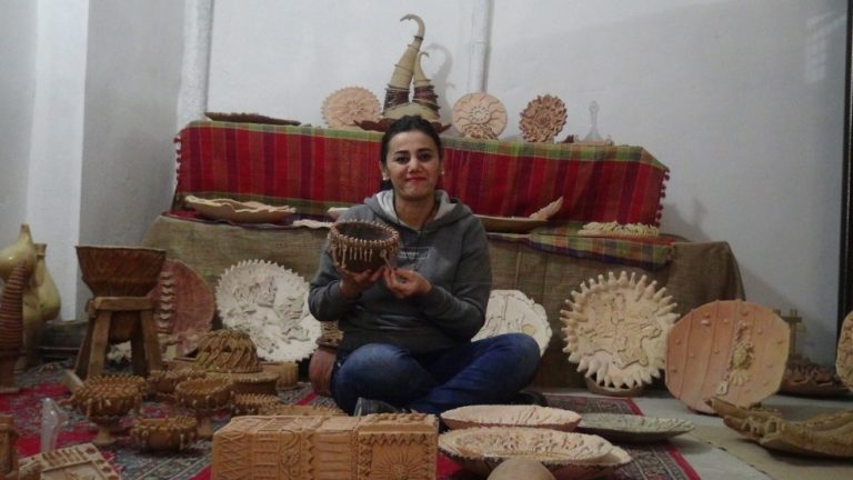 امرأة كردية تعمل على حفظ التاريخ والثقافة الزردشتية