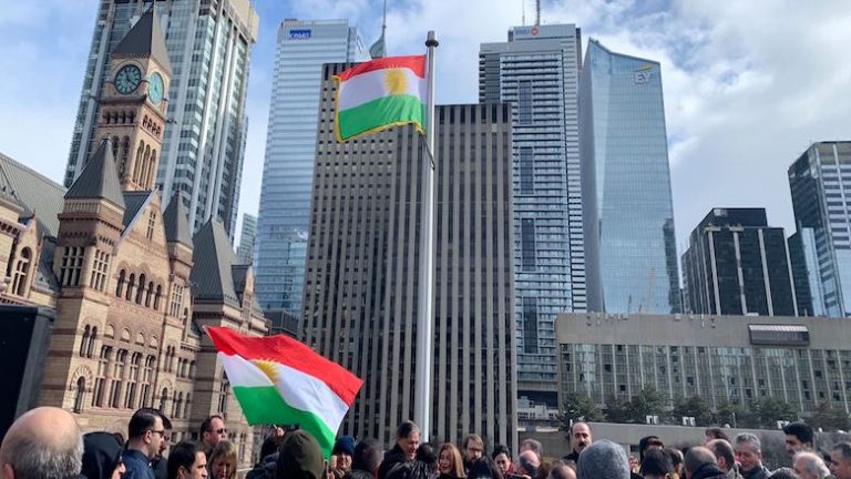 رفع علم كردستان في سماء أكبر مدن كندا