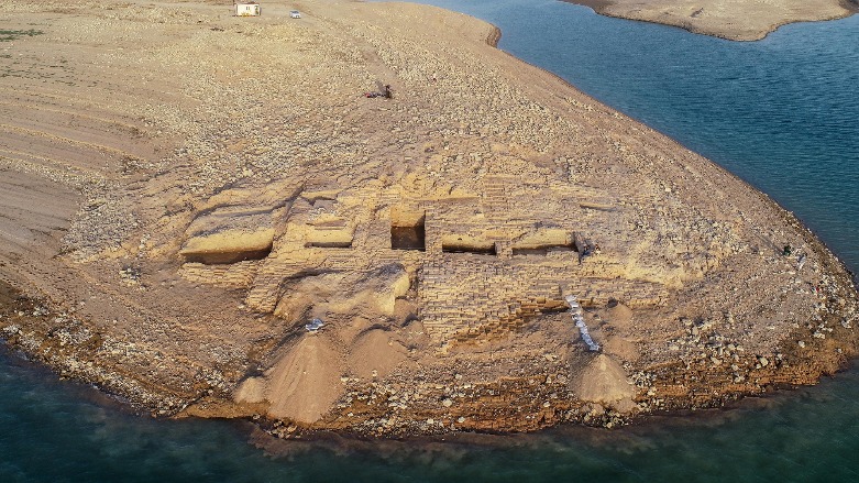 فريق اثار الماني كردي يعثر على قصر عمره 3400 عام قرب محافظة دهوك