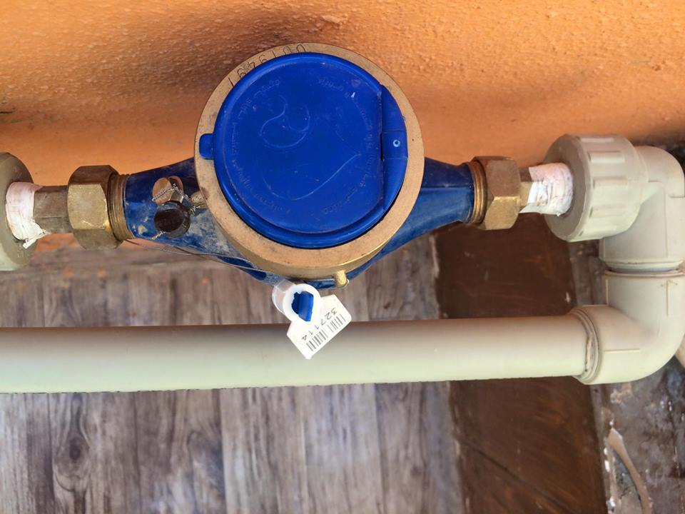 مطالبات بإيقاف مشروع نصب مقاييس المياه في المنازل
