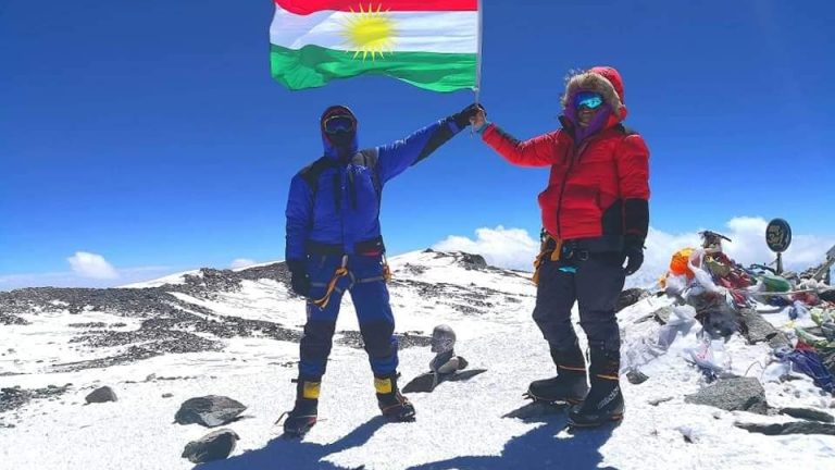 رفع علم كردستان على قمة جبل لينين في قيرغيستان