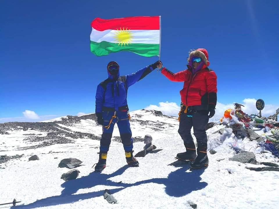 رفع علم كردستان على قمة جبل لينين في قيرغيستان