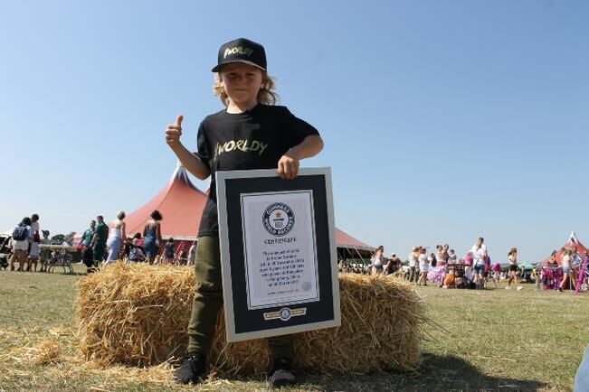 أصغر طفل DJ في العالم يدخل موسوعة “غينيس” للأرقام القياسية