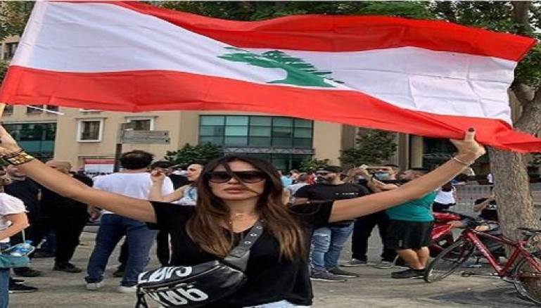الجميلات الثائرات يقدن المظاهرات في لبنان