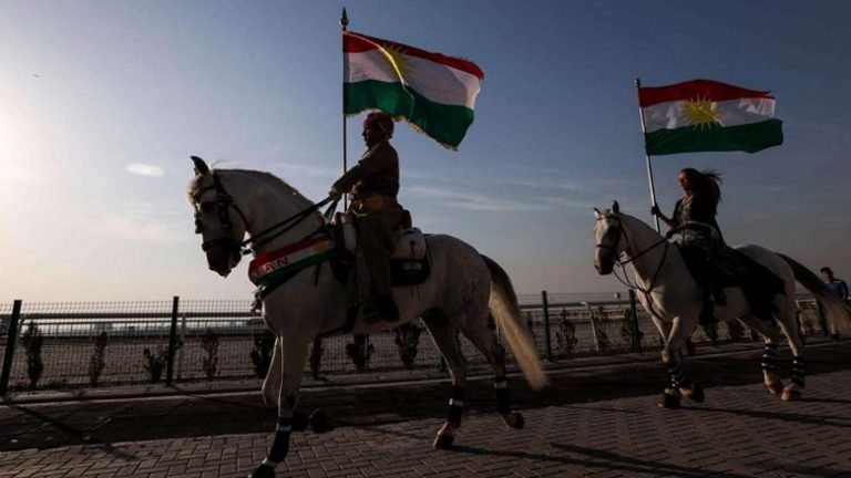 شعب كردستان يحتفل بيوم العلم الكردي