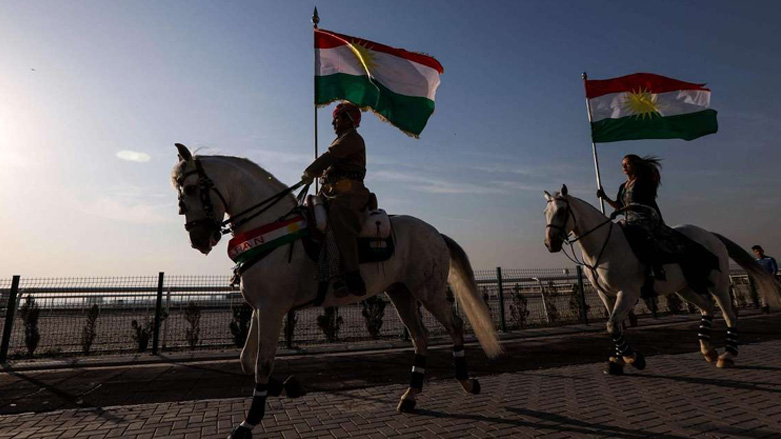 شعب كردستان يحتفل بيوم العلم الكردي