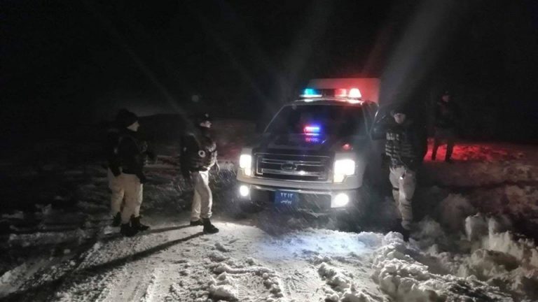 شرطة دهوك تنقذ مجموعة من الشباب علقوا وسط الثلوج في جبل “كاره”